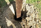 穴を掘って牧柵を立てるところ
